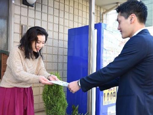 訪問販売のインターンをする内定者